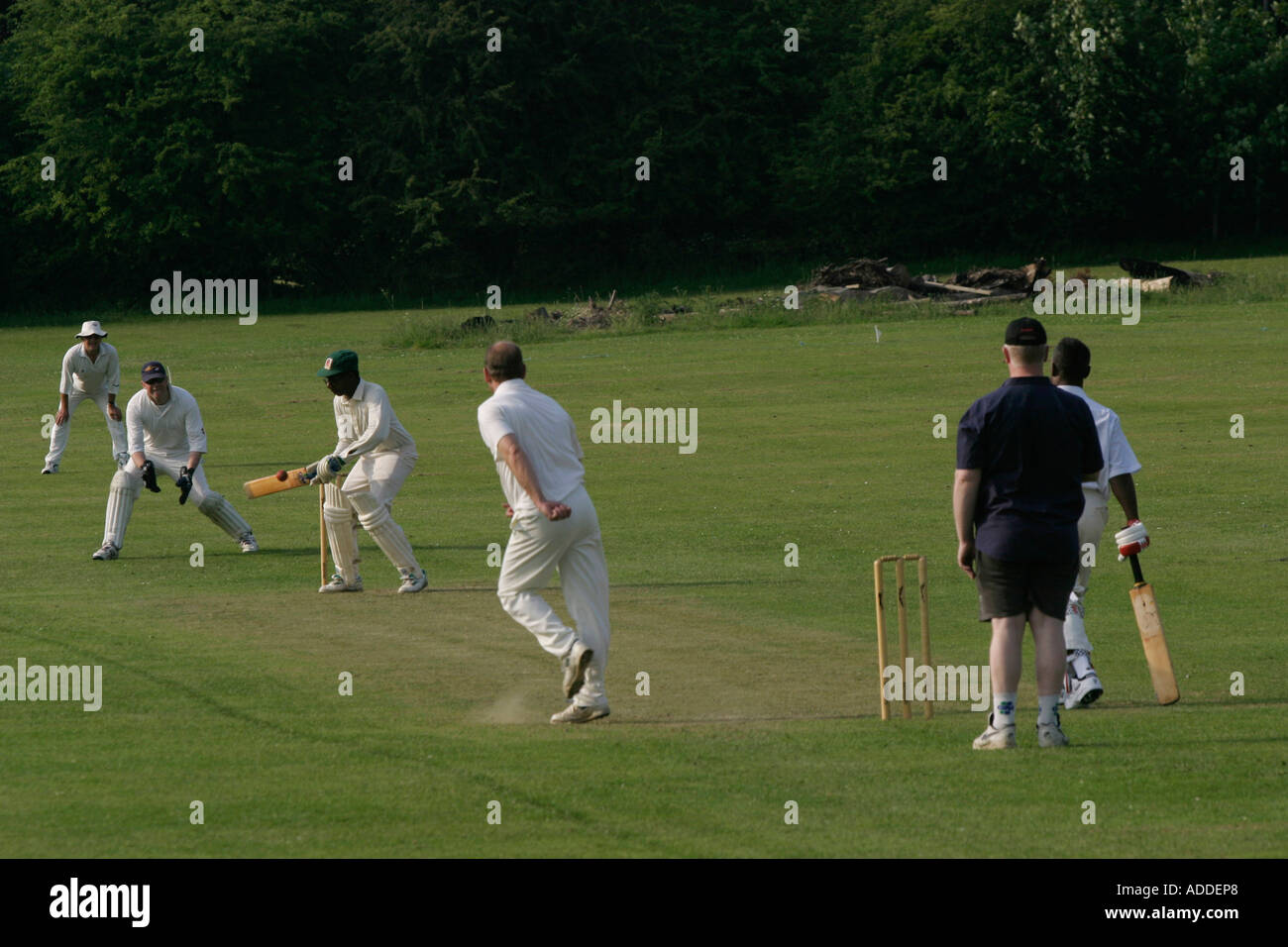 Fussball auf dem Dorfplatz Hambleden Stockfoto