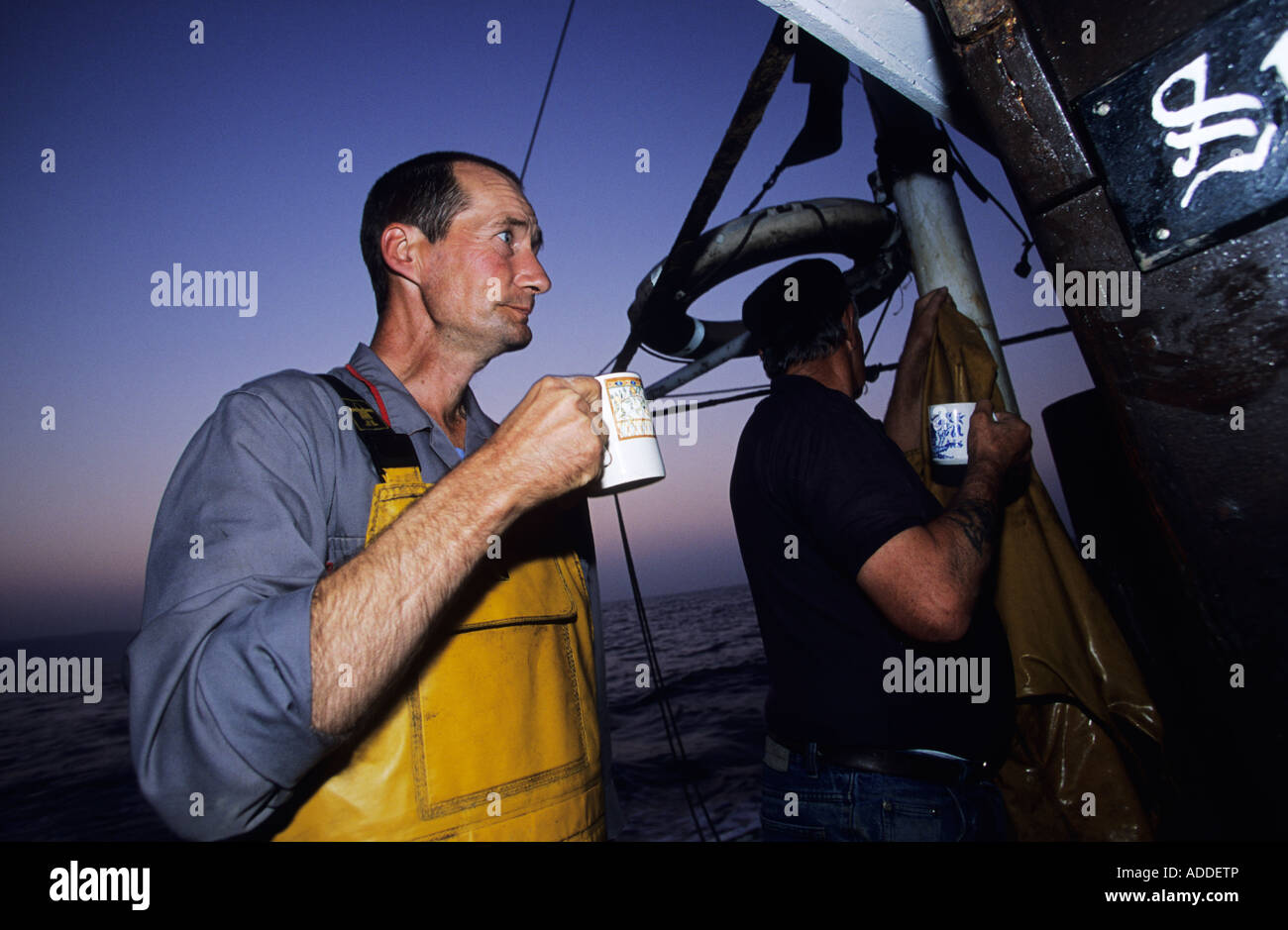 Fischer mit Tee vor arbeitest du für eine Fischerei auf dem Ärmelkanal Hastings UK Stockfoto