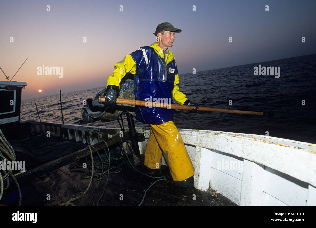 Fischer in einer Fischerei auf dem Ärmelkanal Hastings UK Stockfoto