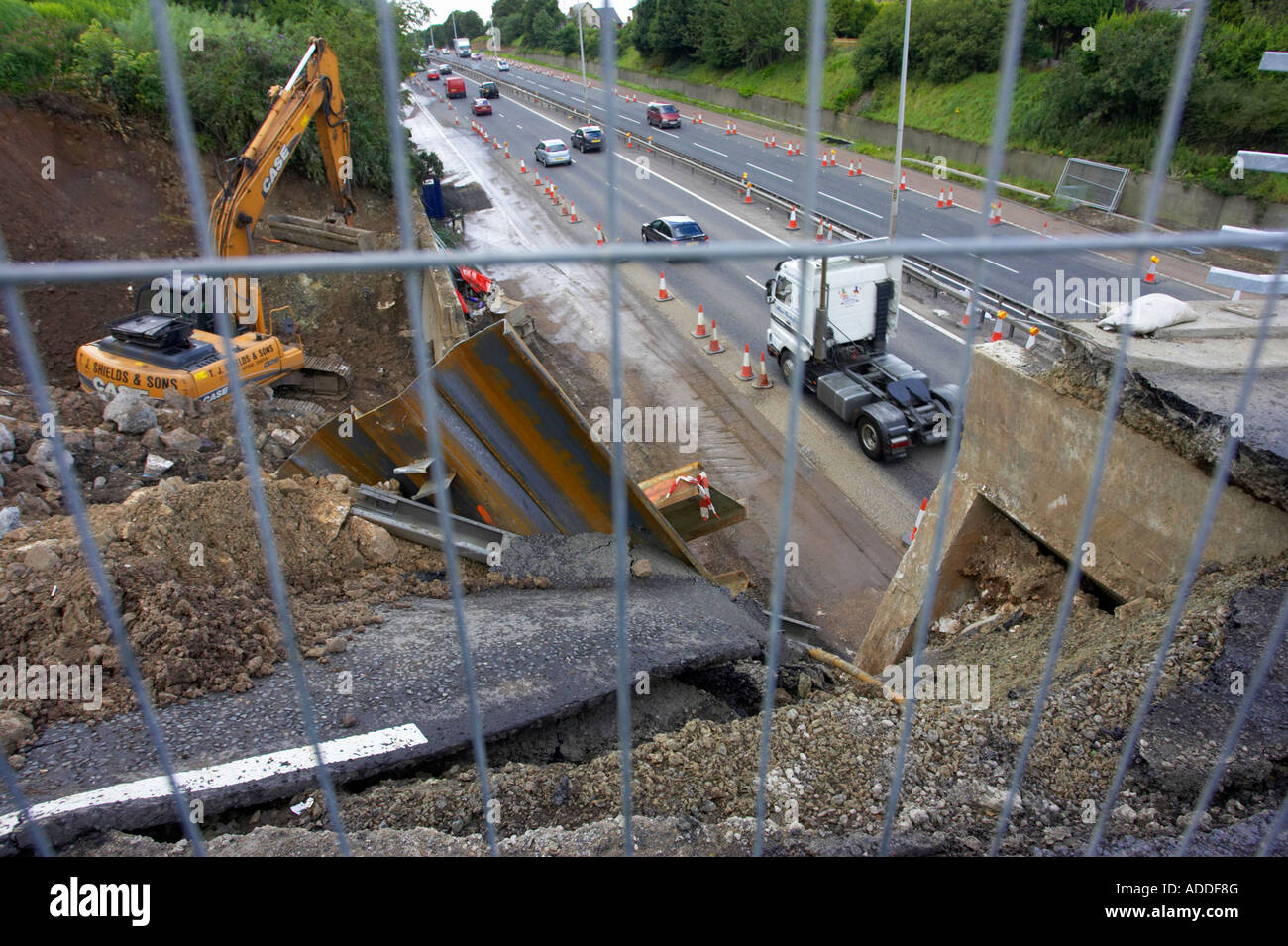Blick durch Metallzaun bei Bauarbeiten aufgrund der reduzierten Autobahnbrücke M2 Herzinfarkt Stockfoto