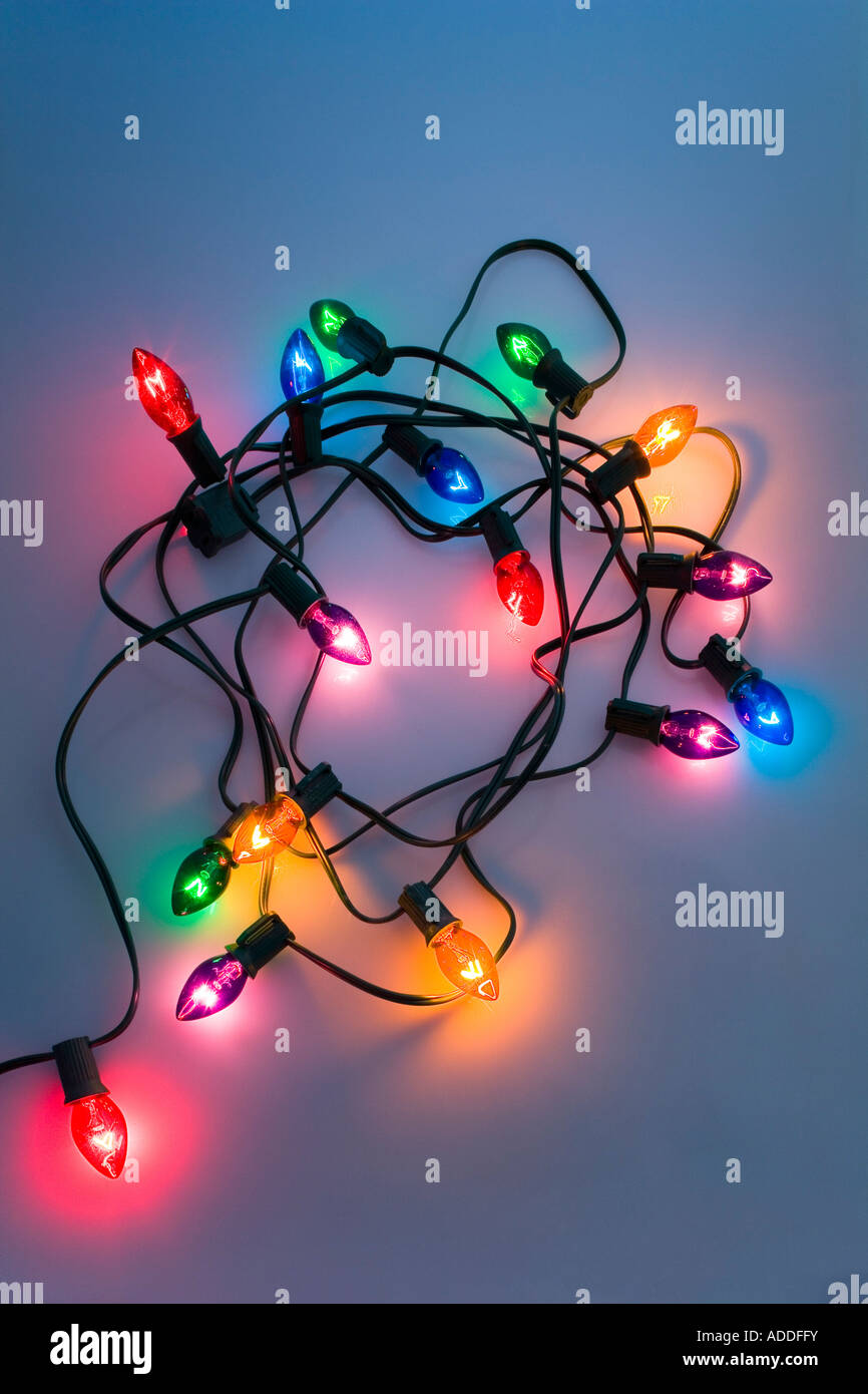 Ein Strang der große Weihnachtsbaum Lichter mit schwarzer Schnur aufgewickelt auf weißem Hintergrund abgeblendet Studioportrait Stockfoto