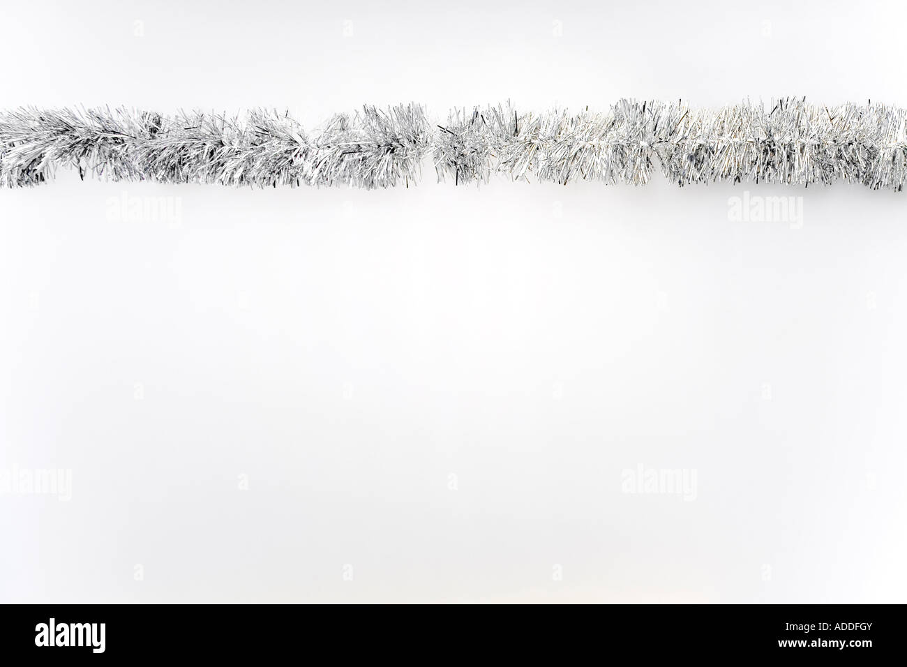1 Strang Silber Flitter Kranz auf weißem Hintergrund Studioportrait Stockfoto