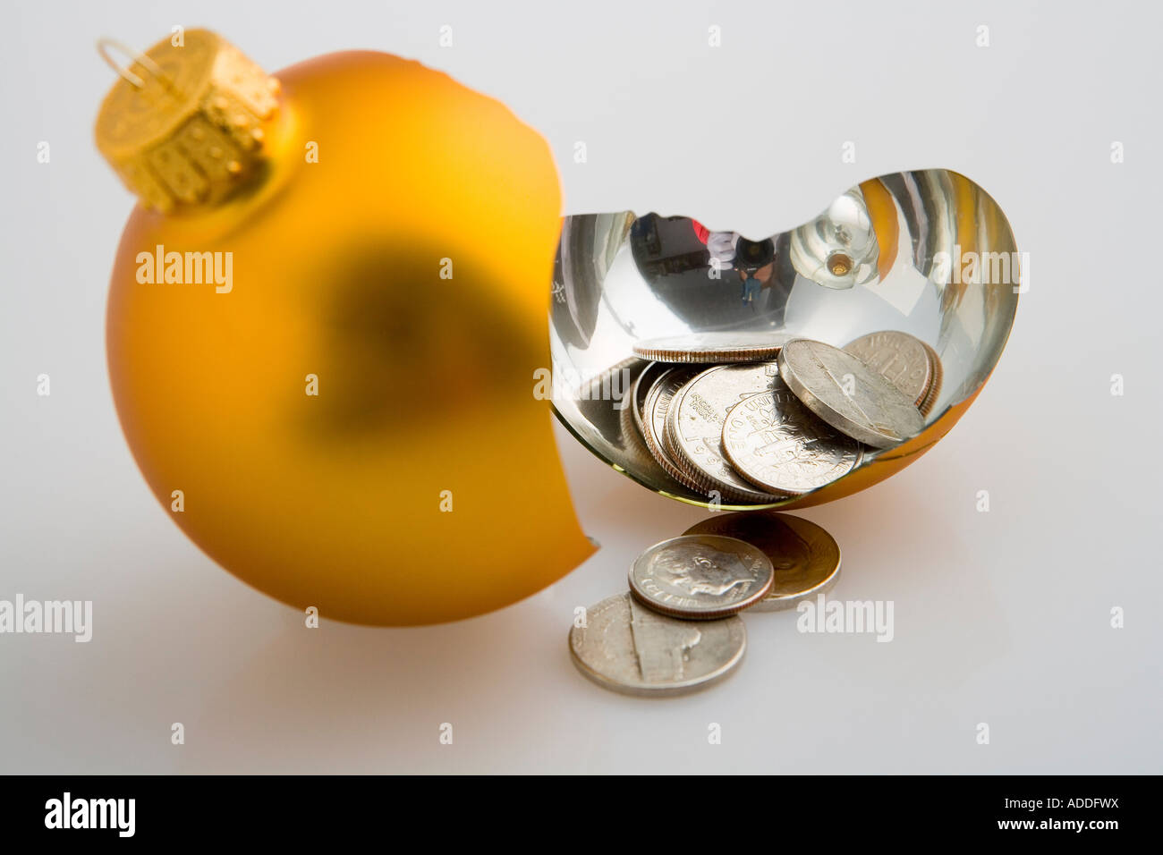 Eine goldene Birne Weihnachtsschmuck mit Änderung Verschütten auf weißem Hintergrund Studioportrait gebrochen Stockfoto