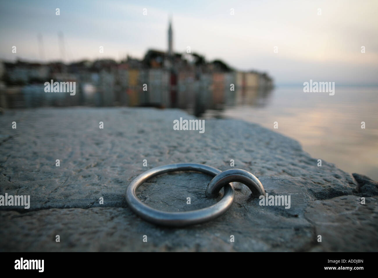 Ring am Hafen Kai mit Rovinj im Hintergrund anlegen Stockfoto