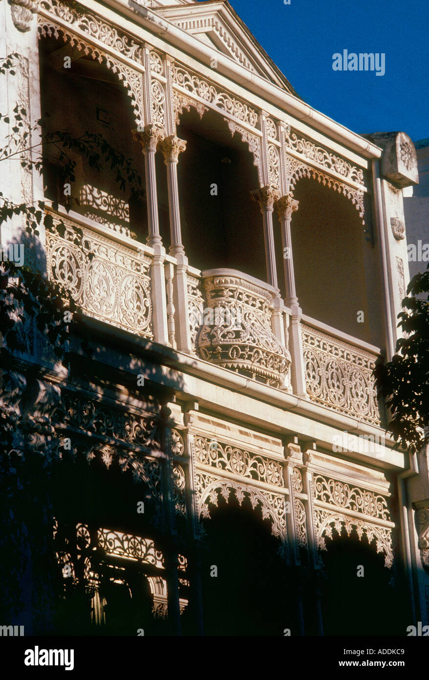 Gegossen Sie Schmiedearbeiten viktorianischen Reihenhaus in Melbourne mit Oper Box Stil Balkon Australien Stockfoto