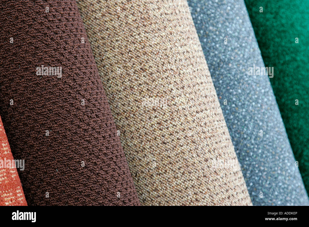 Rollen des Haushalts Teppich häuften sich auf dem Display außerhalb ein Teppichgeschäft in Belfast Stockfoto