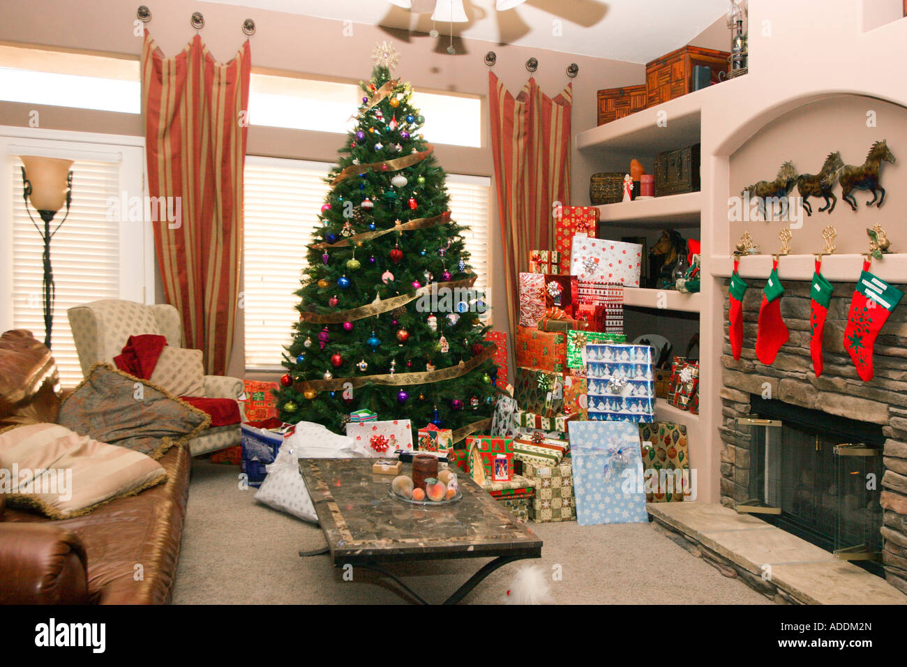 Geschmückter Weihnachtsbaum in modernen Haus für den Urlaub Stockfoto