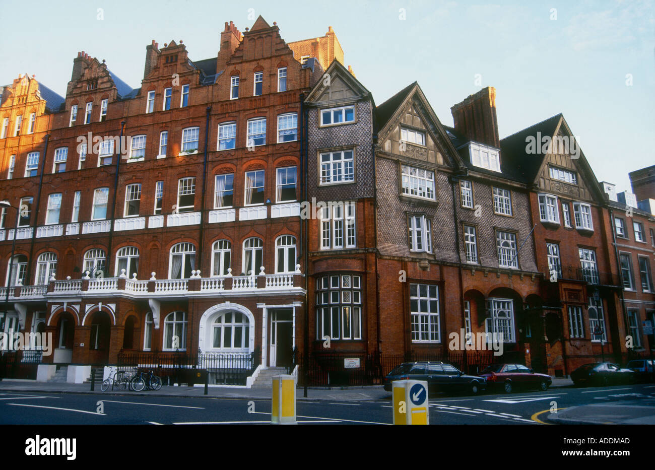 Wohlhabende 1860 s, die hohen viktorianischen Reihenhaus befindet sich im Queen Anne Style London SW1 Stockfoto