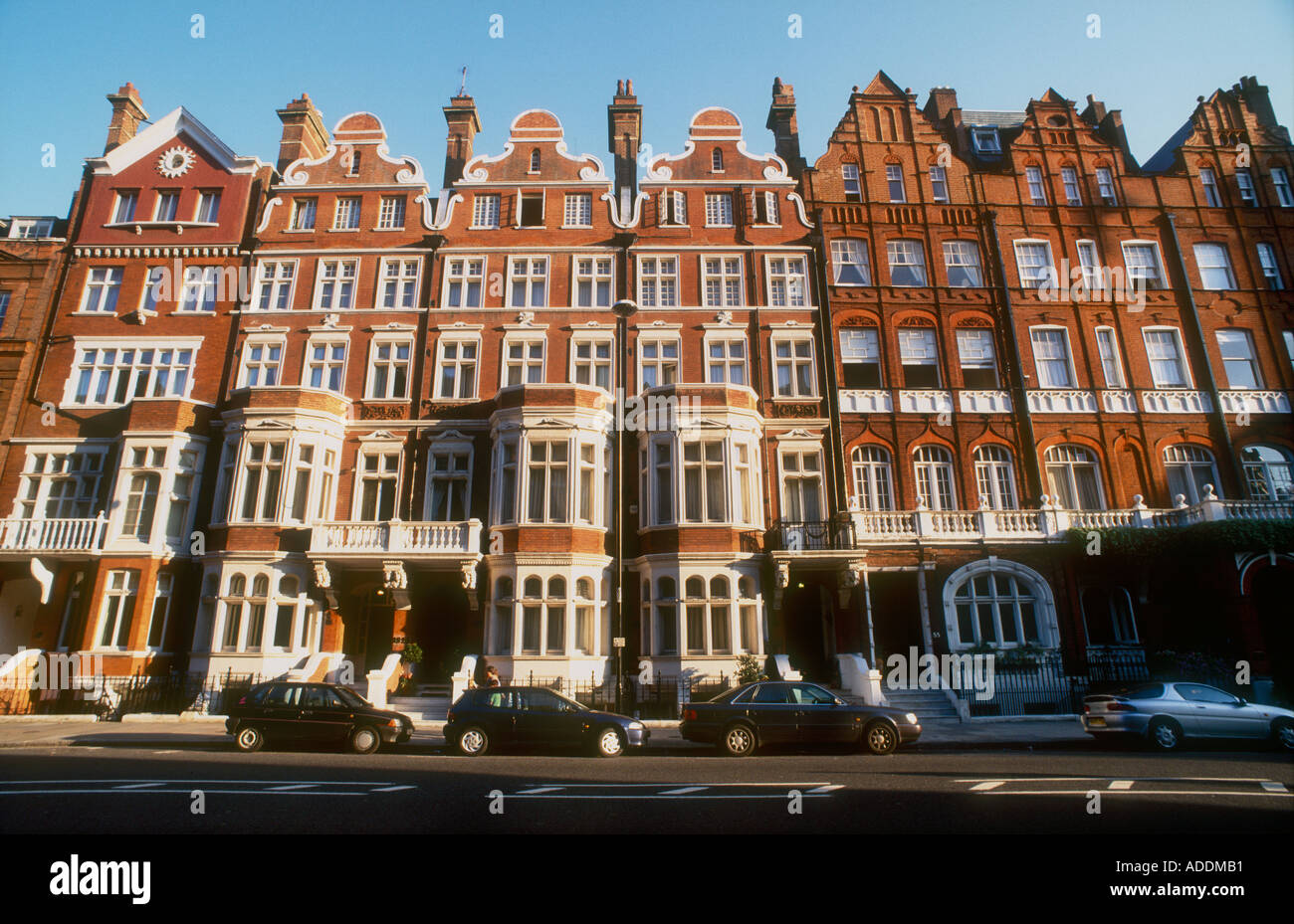 Wohlhabende 1860 s, die hohen viktorianischen Reihenhaus befindet sich im Queen Anne Style London SW1 Stockfoto