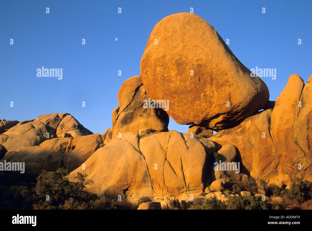 USA, CALIFORNIA, Joshua Tree Nationalpark, Jumbo Rocks Gegend, Sunrise mit dramatischen monzogranite Stockfoto