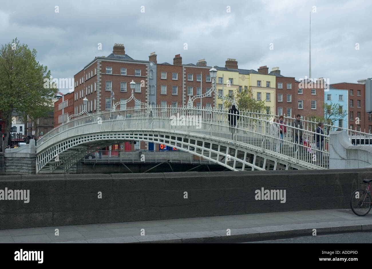 Die Halfpenney-Brücke über Dublin s Fluss Liffey Stockfoto