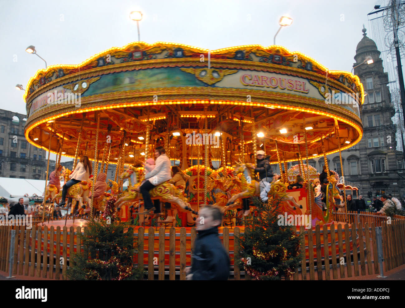 Heiligabend feiern im Freien in George Square. Kirmes Rides auf Karussells und Stände, Glasgow. Schottland. Dez 06 Stockfoto