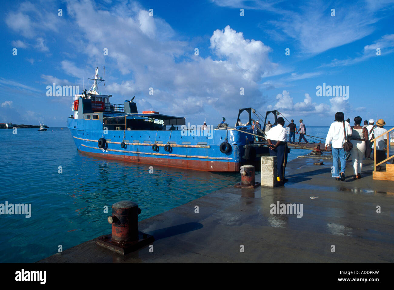 Nevis St. Kitts Charlestown Boot im Hafen Menschen einsteigen Fähre Stockfoto