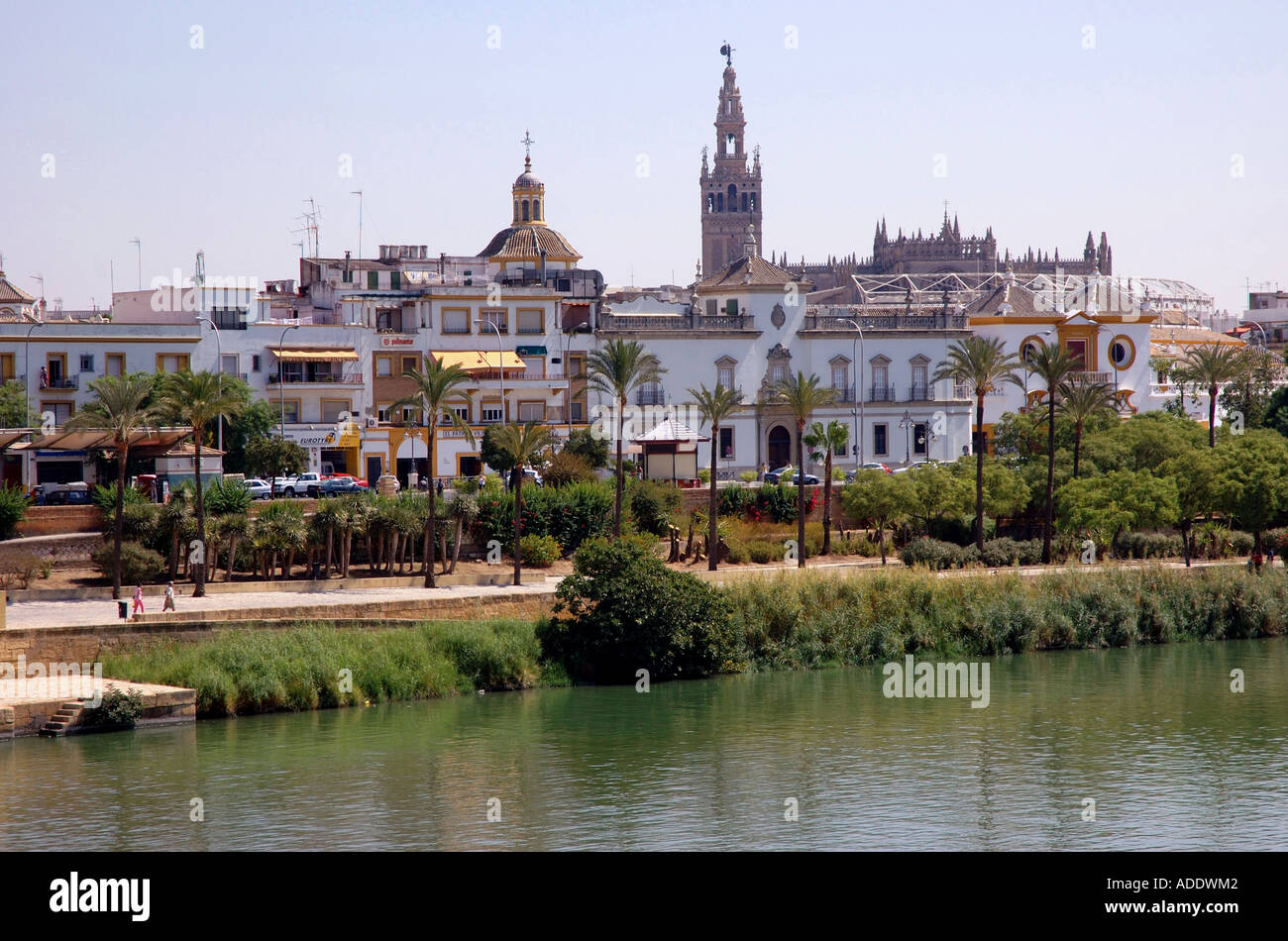 Blick auf die Ufer des Guadalquivir Flusses Río Sevilla Sevilla Andalusien Andalusien España Spanien Iberia Europa Stockfoto