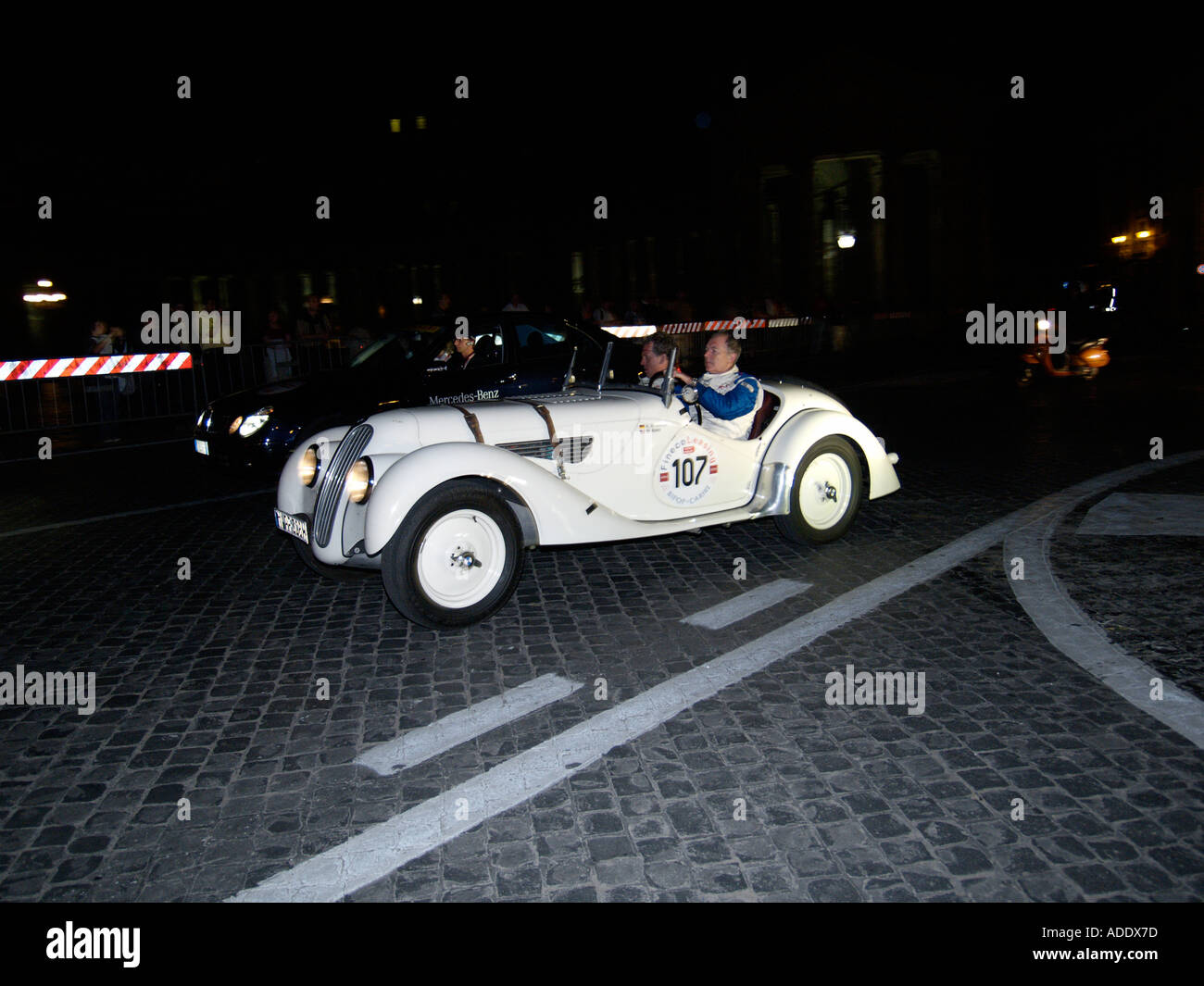 weiße 1938 BMW 328 in Rom am zweiten Tag der Rallye 2005 Mille Miglia in Italien Stockfoto