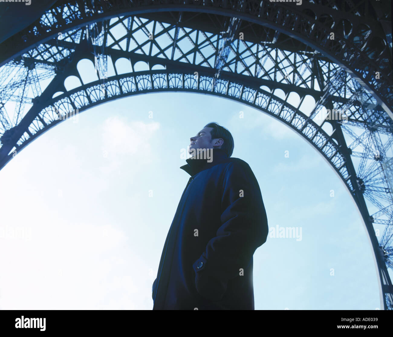 Mann, der unter dem Eiffelturm Stockfoto