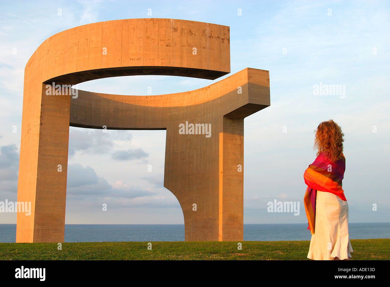 Mädchen beobachten die Elogio del Horizonte-Skulptur von Eduardo Chillida befindet sich in Gijón, Spanien Stockfoto