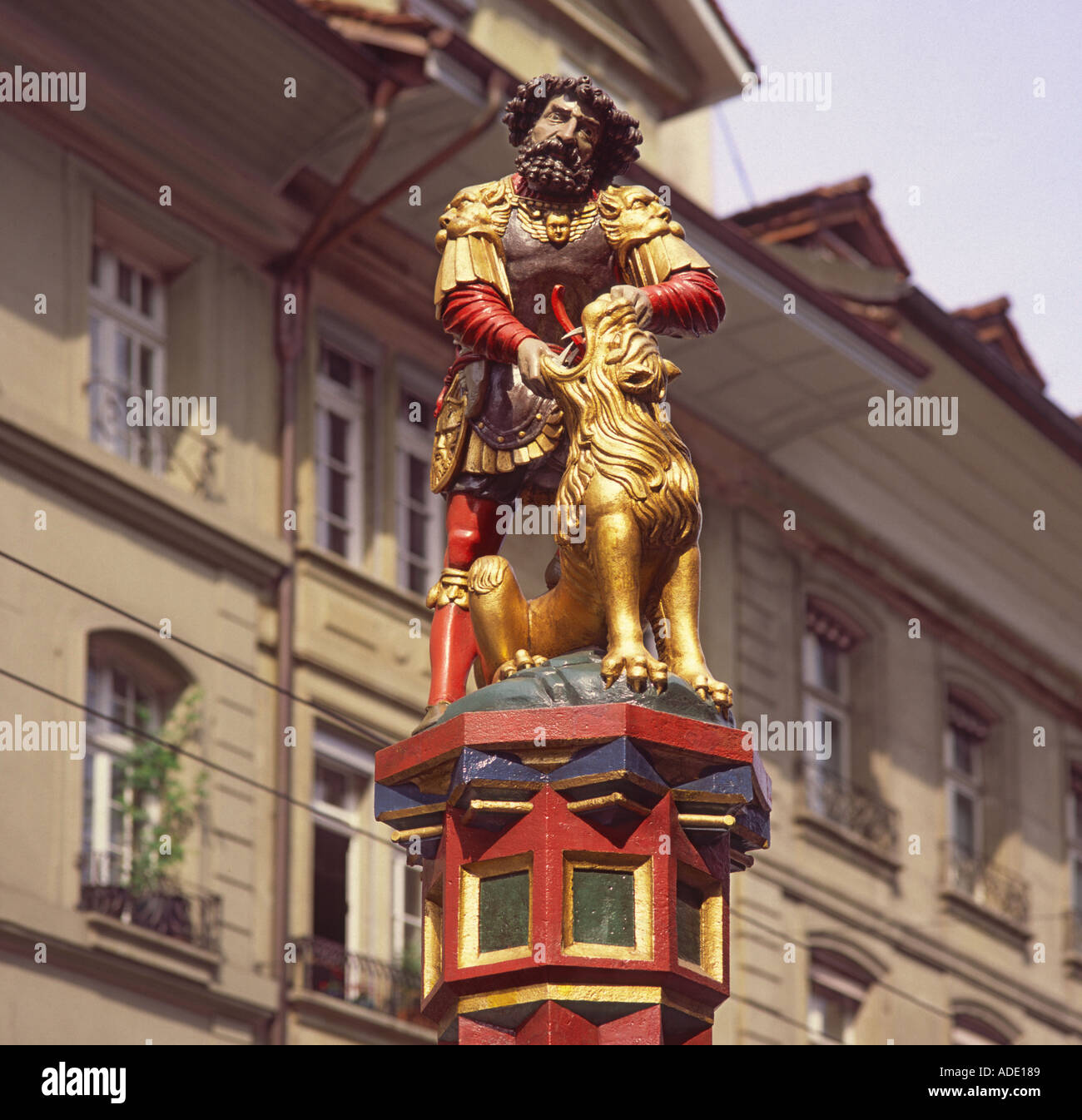 Ungewöhnliche Statue von Mensch und Tier am oberen Rand einer Spalte in der Mitte der Kramgasse im Zentrum der alten Stadt Bern Stadt Schweiz Stockfoto