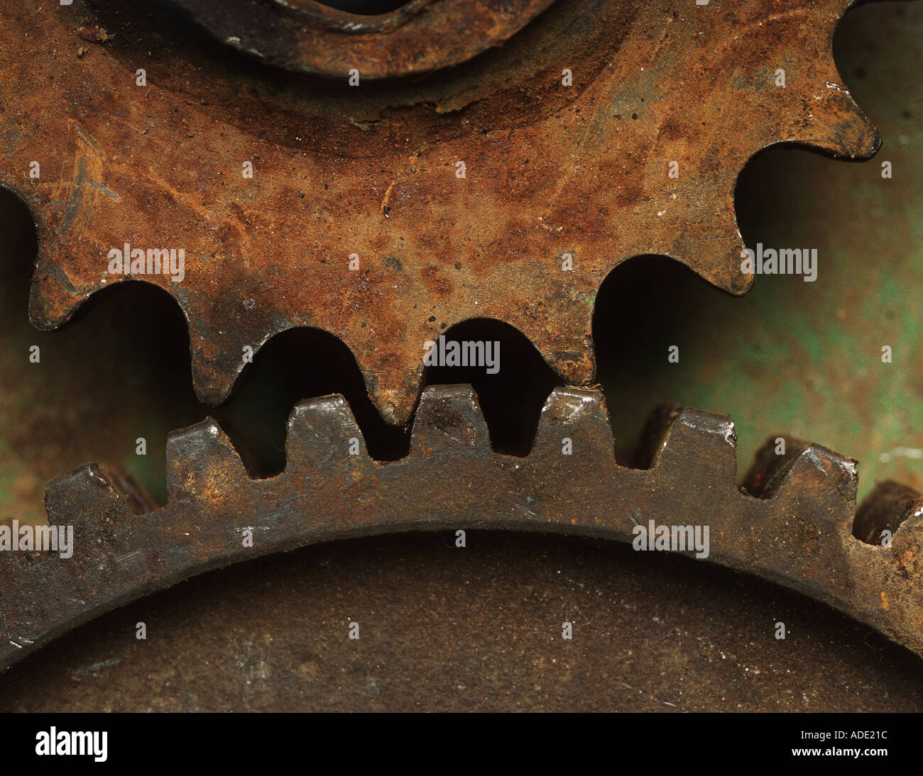 Eine Nahaufnahme Detail von zwei alten rostigen runden Metall Industriegetriebe zusammenpassen Stockfoto