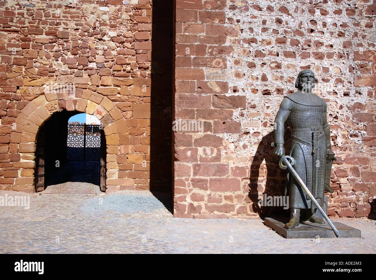 Blick auf Eingang Castelo de Silves & riesige bronzene Krieger Statue Burg Algarve Iberia Portugal Europa Stockfoto