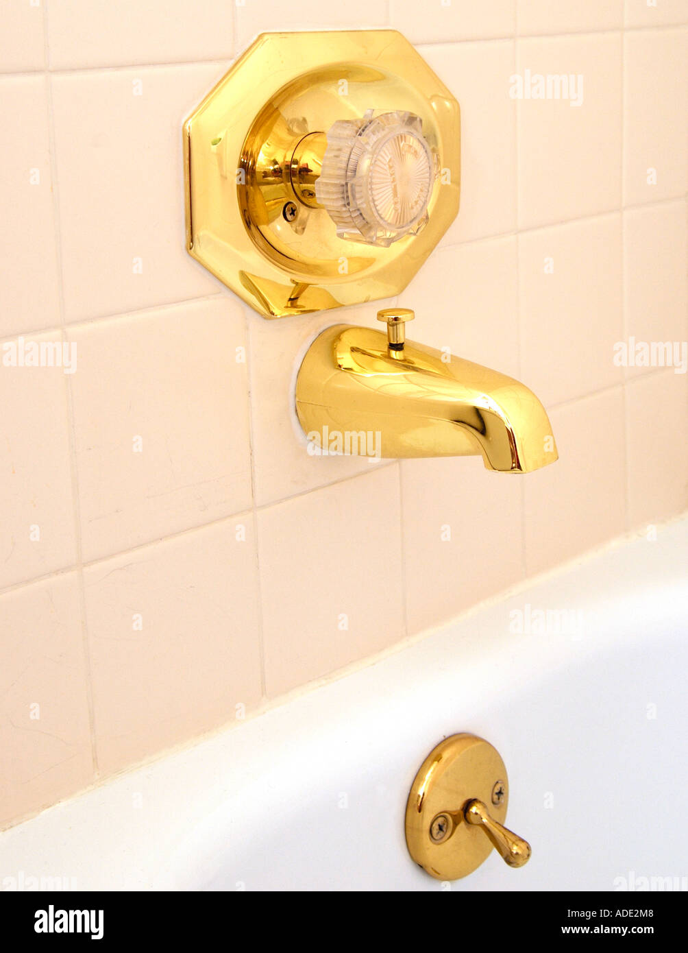 Gold farbigen Badezimmer Badewanne Armatur Stockfoto
