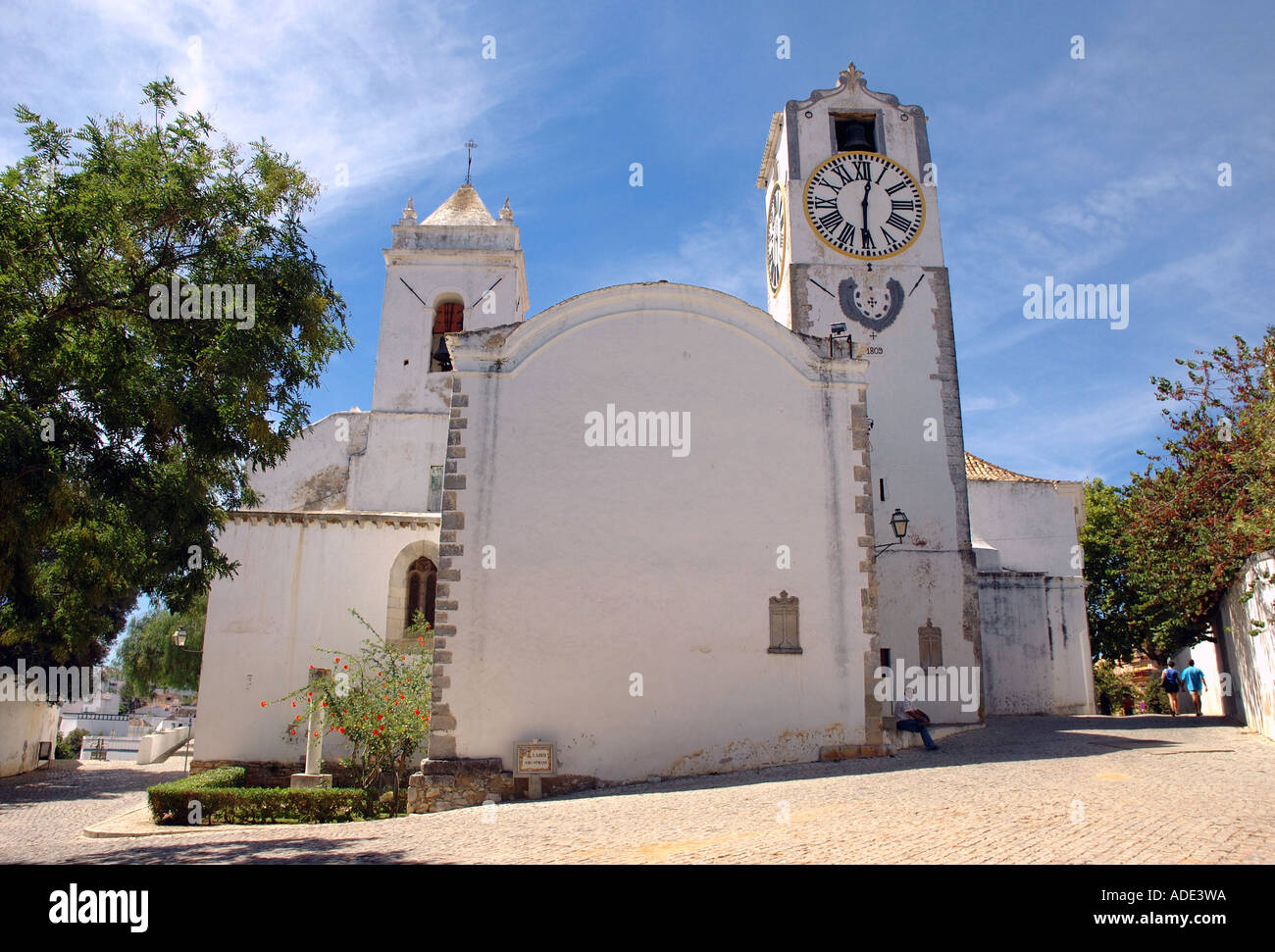 Ansicht des Igreja de Santa Maria Do Castelo Matriz St. Saint Mary Schloss Kirche Tavira Algarve Iberia Portugal Europa Stockfoto