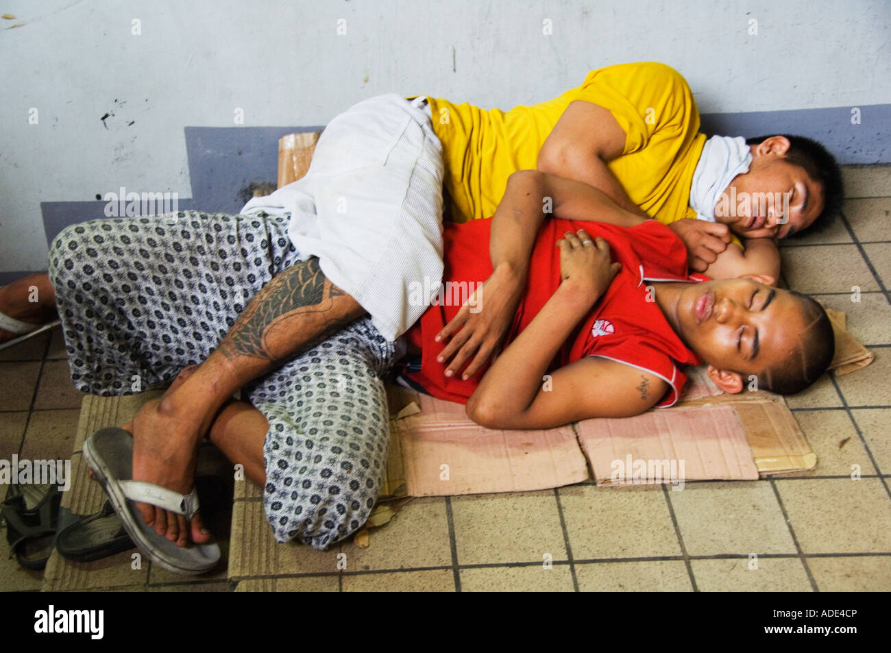 Philippinen Manila zwei Jungs auf der Straße schlafen Stockfoto