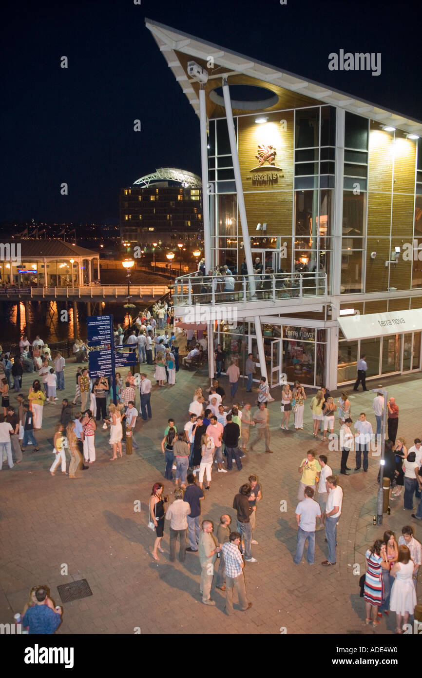 Terra Nova Gehirne Pub Mermaid Quay bei Nacht Cardiff Bay Cardiff Wales Stockfoto