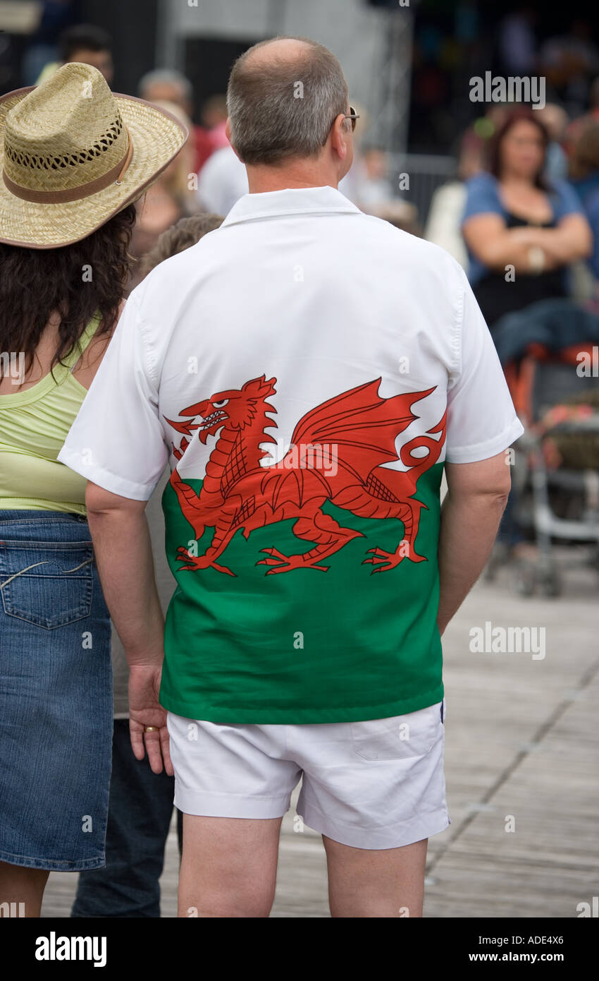 Mann im walisischen Drachen Shirt Cardiff Wales Stockfoto