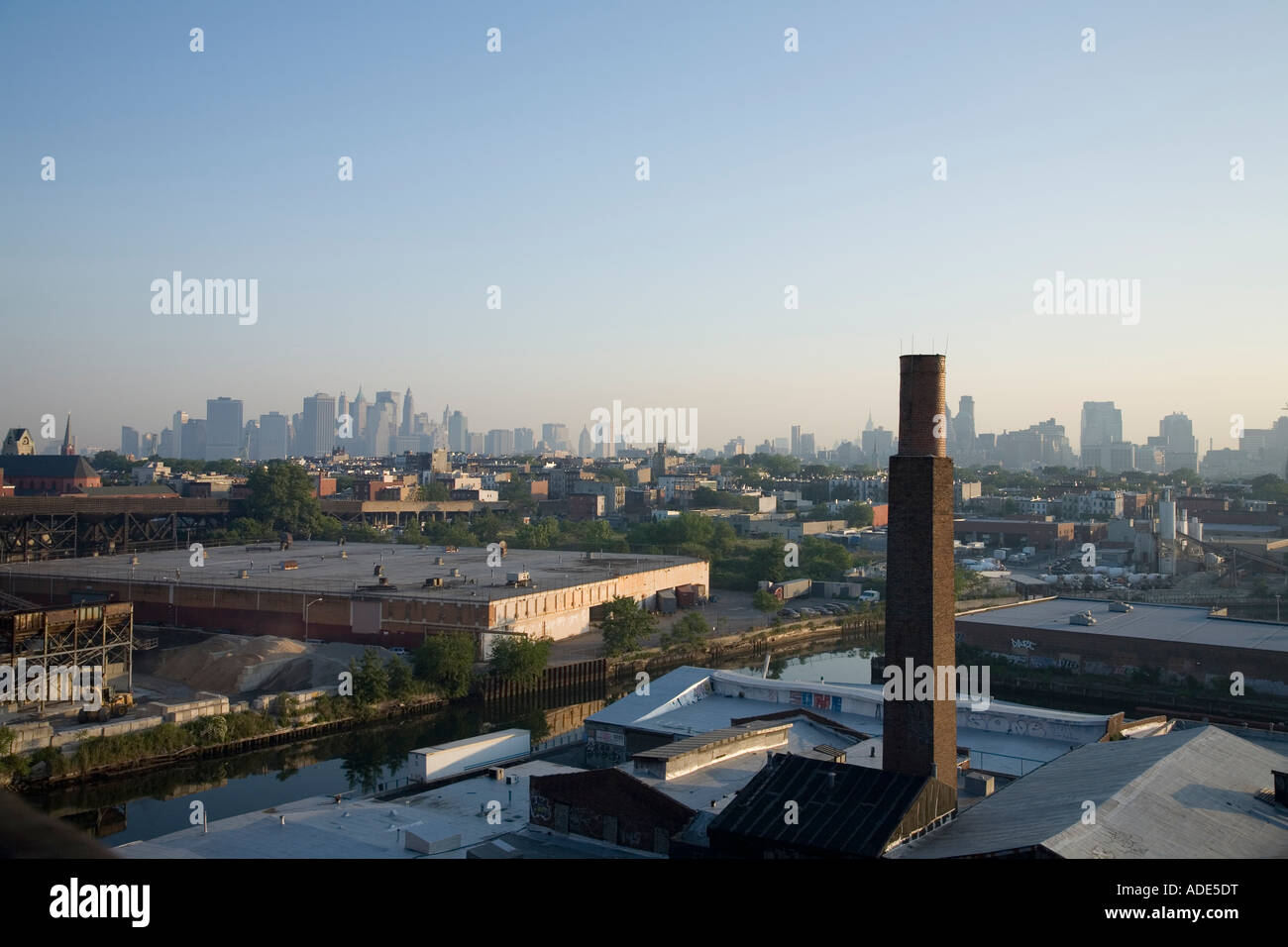 New York City Skyline aus Brooklyn Dächer gesehen Stockfoto