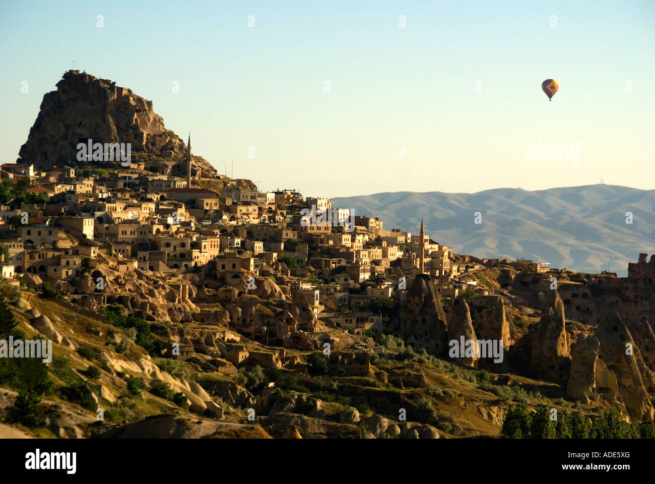 Heißluft-Ballon über Cappadocia von Ortahisar, Türkei Stockfoto