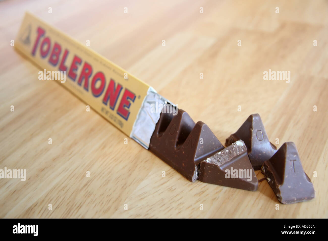 Ein Schweizer Import, hier in den Vereinigten Staaten, Toblerone Schokolade Schokoriegel. Stockfoto