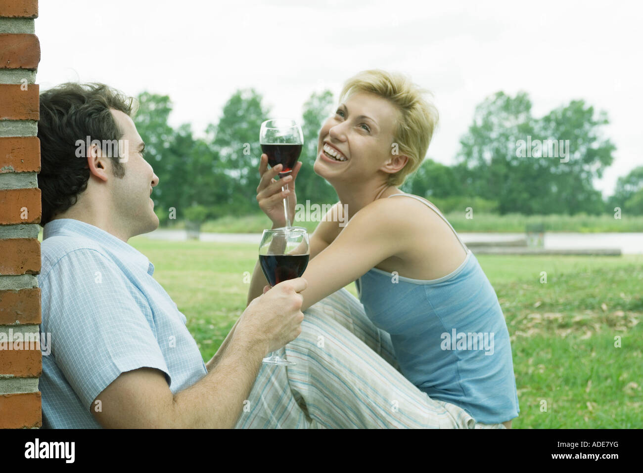 Paar, trinken Wein im freien Stockfoto