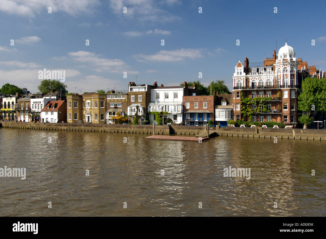 Gebäude entlang der Themse Damm in Hammersmith in West London. Stockfoto