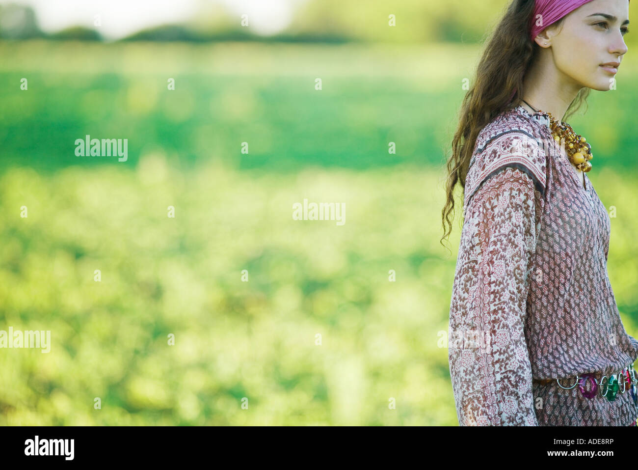 Jungen Hippie-Frau, die im freien Stockfoto