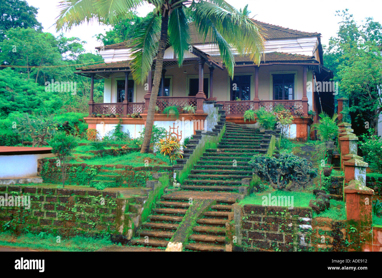 Große imposante Goan Wohnhaus typisch portugiesischen nationalen Kolonialarchitektur. Margao Madgaon Salcete Goa Indien Stockfoto