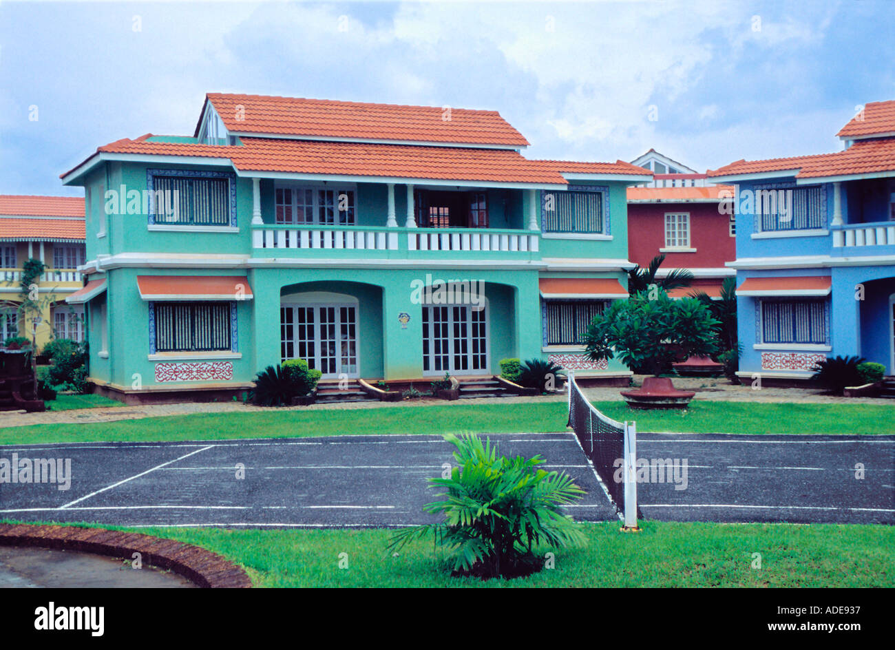 Gehobene Ferienhäuser, erbaut im Stil der portugiesischen kolonialen Herrenhäuser von Goa. Costas Montage, Benaulim Strand, Goa Stockfoto