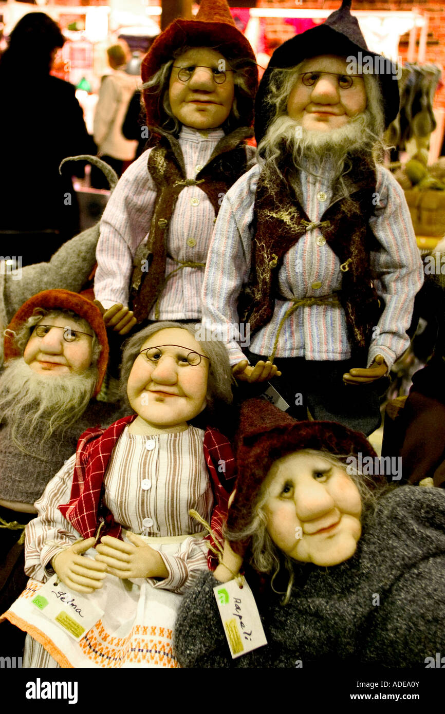 Eine neugierige Gruppe von plastischen Stoff Puppen Frauen s Christmas Fair Helsinki Stockfoto