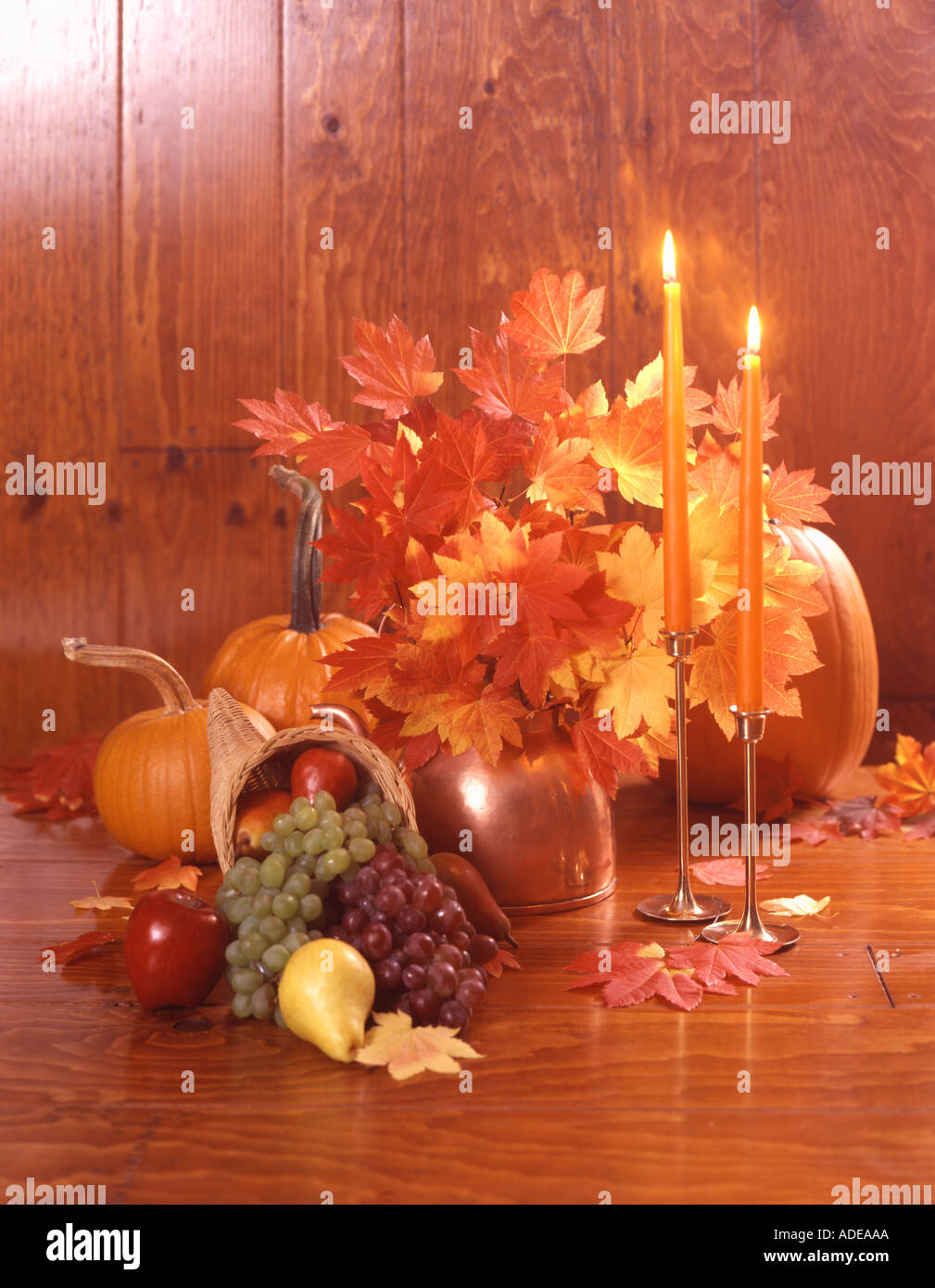 Stillleben mit lodernden roten Kerzen und herbstliche Früchte und Gemüse zu ernten und Wein Ahorn Blätter auf alle Holz Hintergrund Stockfoto