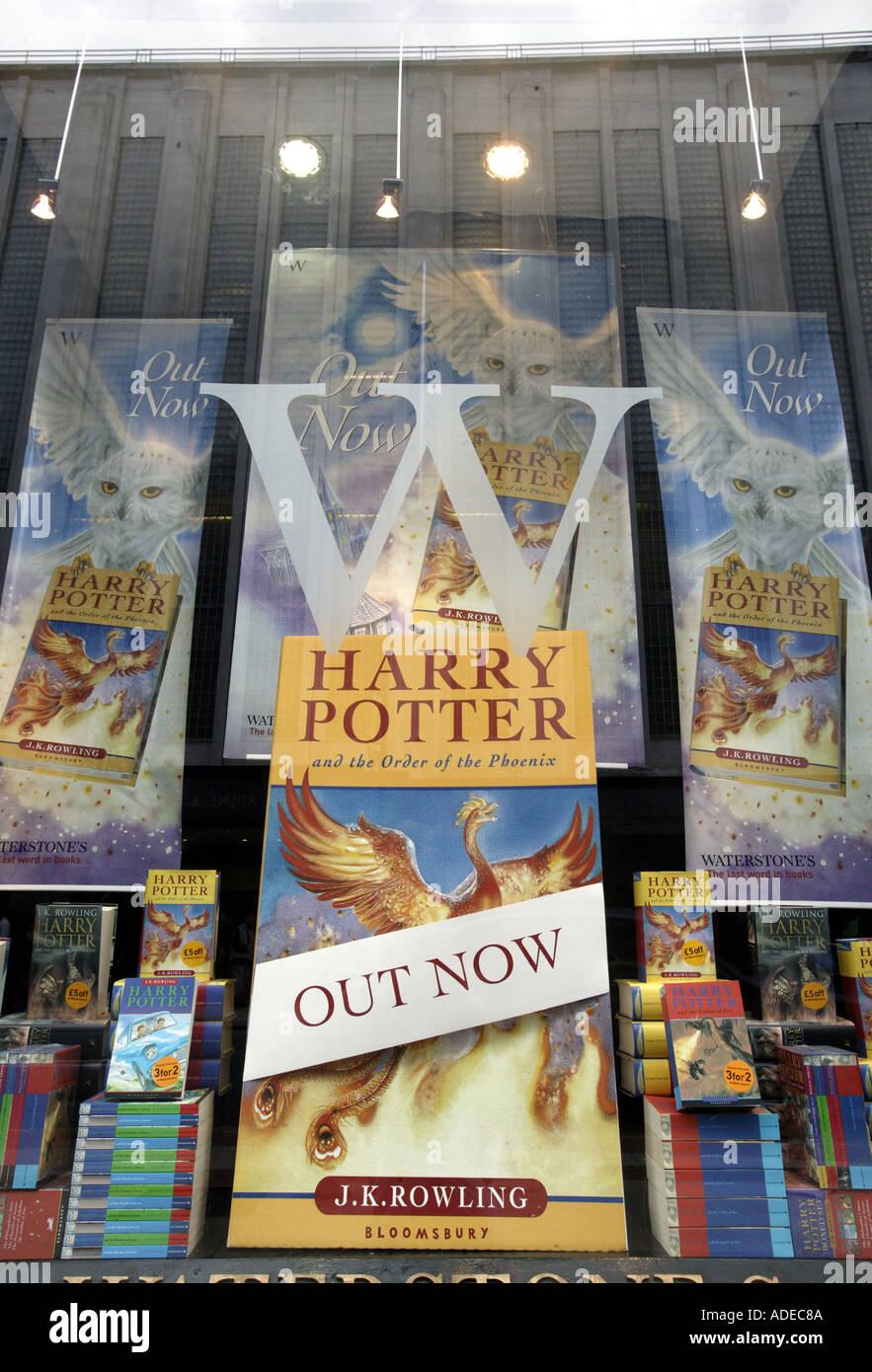 S J. K. Rowling Harry Potter und der Orden des Phönix in einem Schaufenster bei Waterstone s Buch Shop in Manchester UK Stockfoto