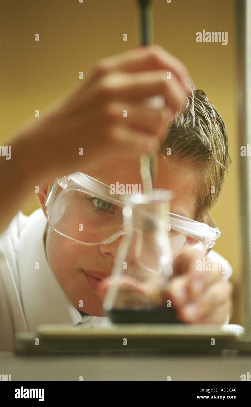 Chemie-Unterricht in St. Augustine Schule in Redditch, Worcestershire UK Stockfoto