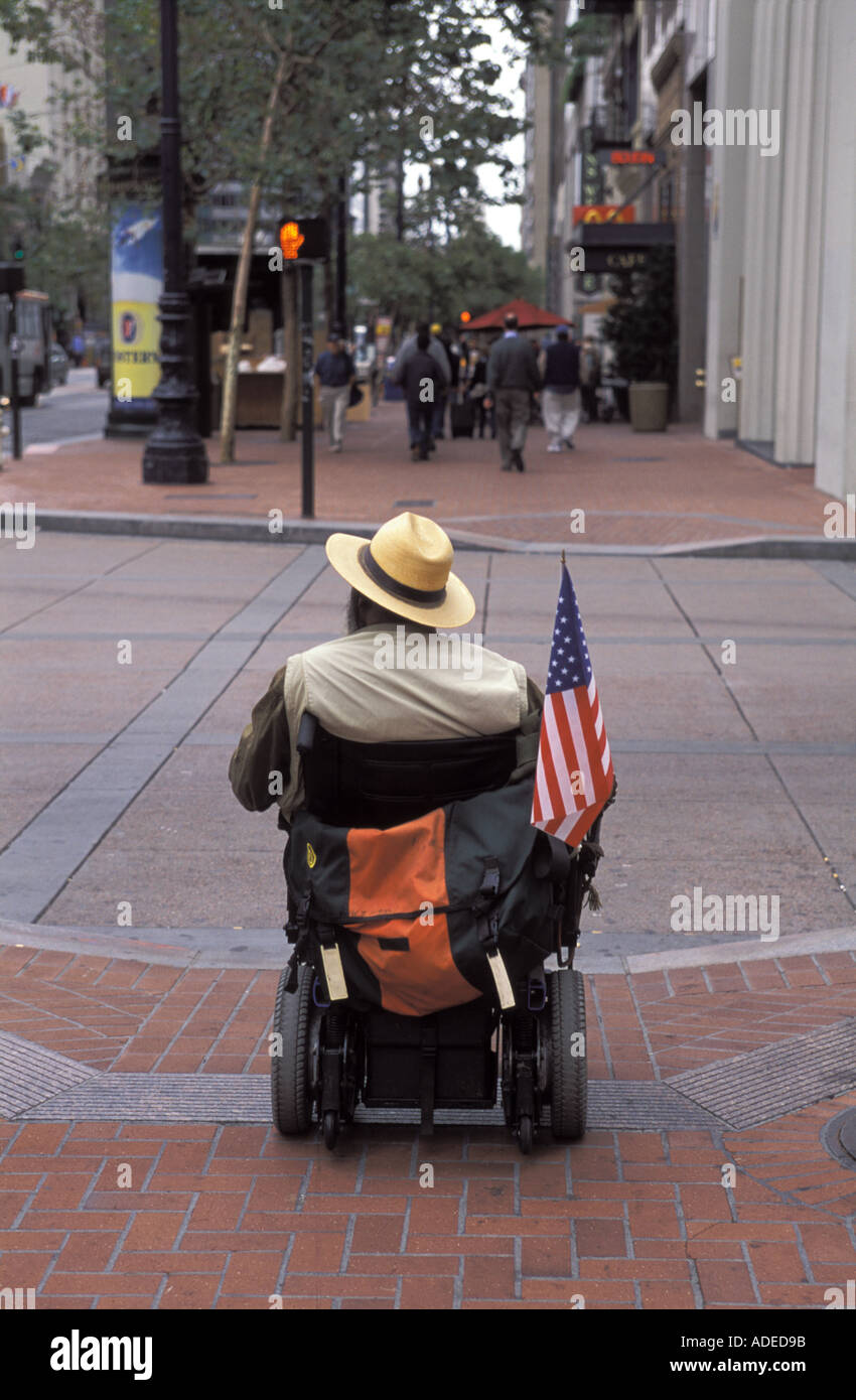 Ein Mann im Rollstuhl Flagge die amerikanische in San Francisco, Kalifornien, USA Stockfoto