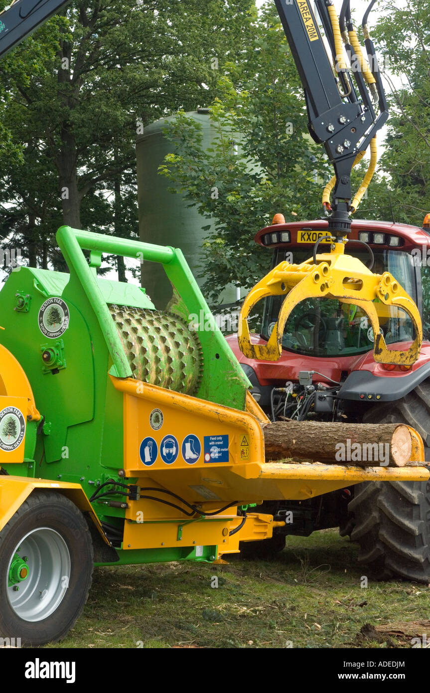 Traktor angetrieben Hackschnitzelmaschine arbeiten in Holz Stockfoto