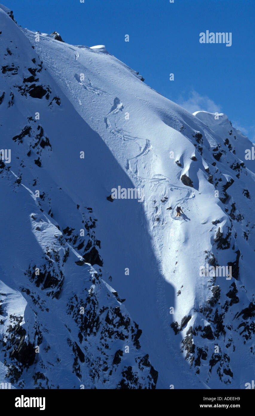 Skifahrer, die Spuren auf sehr steilen couloir Stockfoto