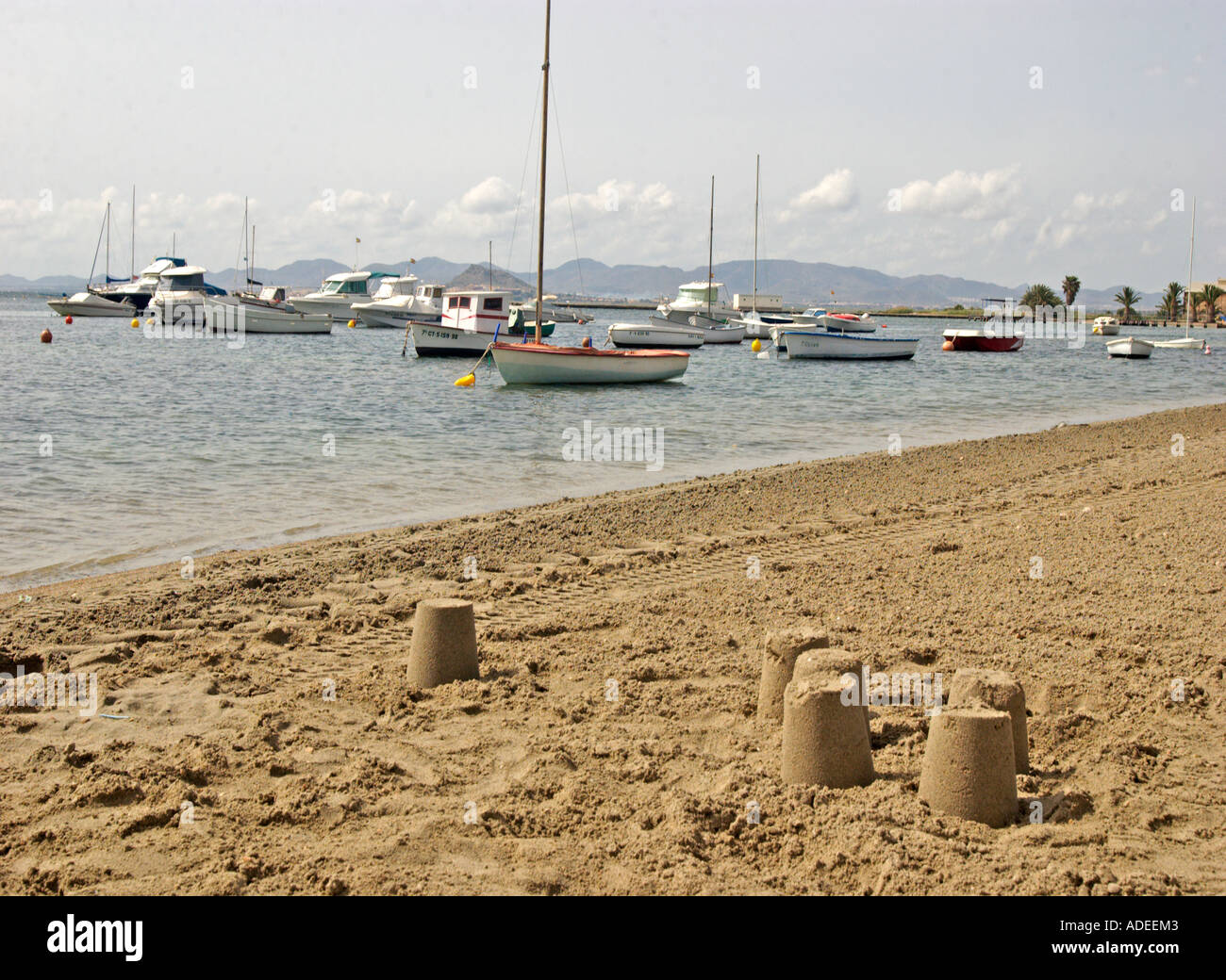 Sandburgen am Strand von Los Alcazares, Costa Calida, Süd-Ost-Spanien Stockfoto