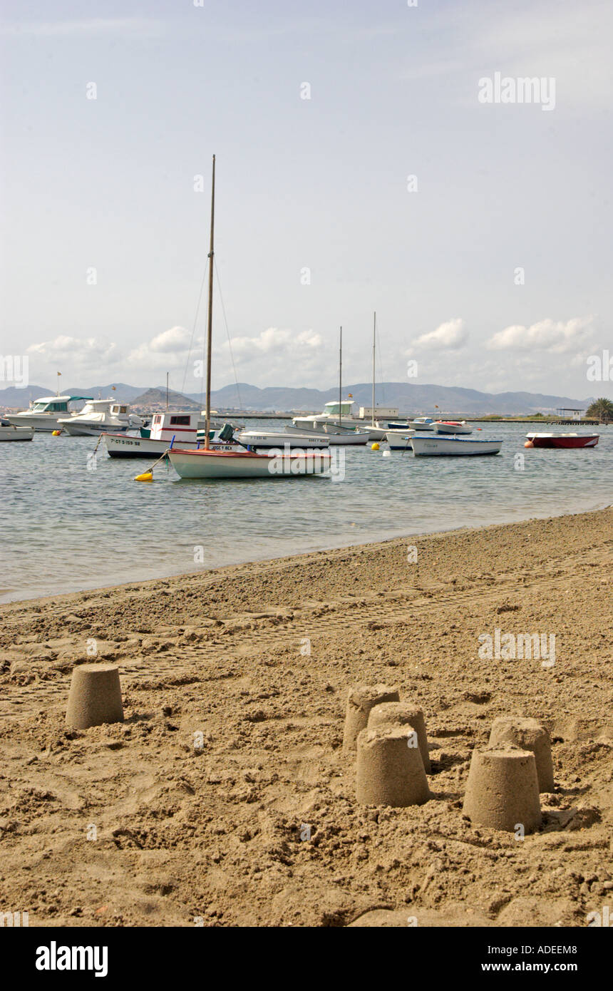 Sandburgen am Strand von Los Alcazares, Costa Calida, Süd-Ost-Spanien Stockfoto