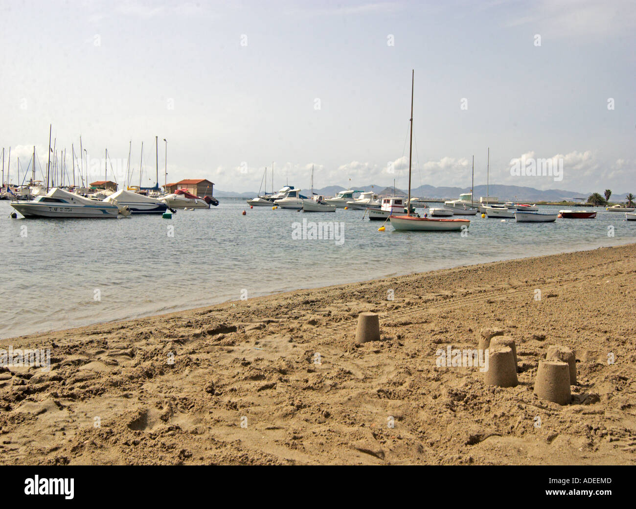 Sandburgen am Strand von Los Alcazares, Costa Calida, Süd-Ost-Spanien Stockfoto