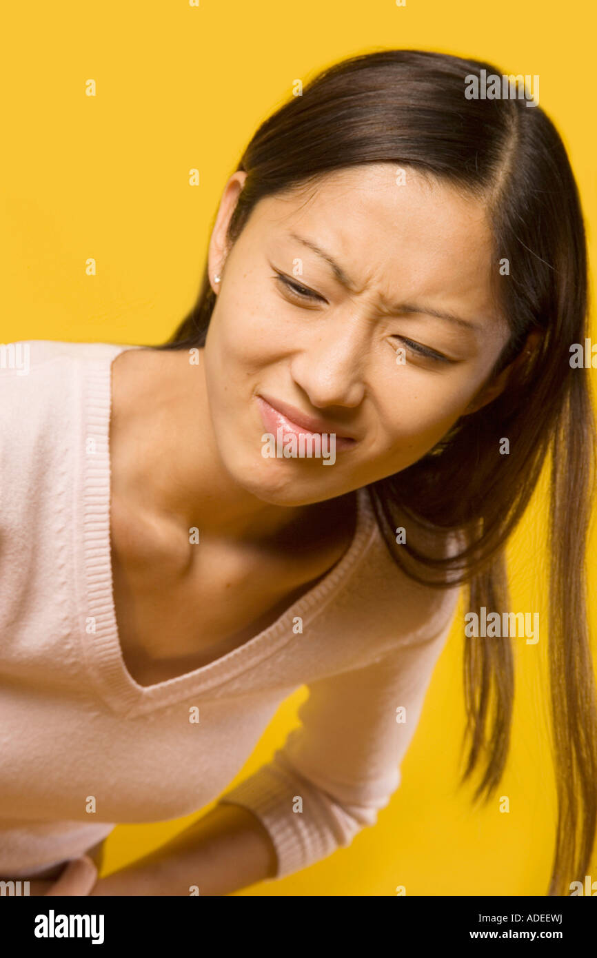 Chinesisch-amerikanische Frau mit Schmerzen im Unterleib. Stockfoto
