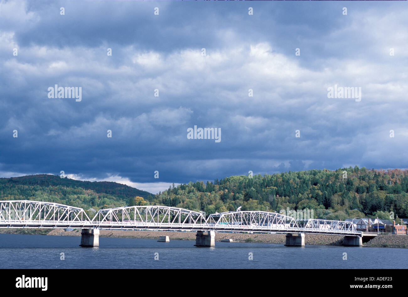 Perth Andover New Brunswick Kanada aus der Ferne mit borealen Wald im Hintergrund und St. John River Stockfoto