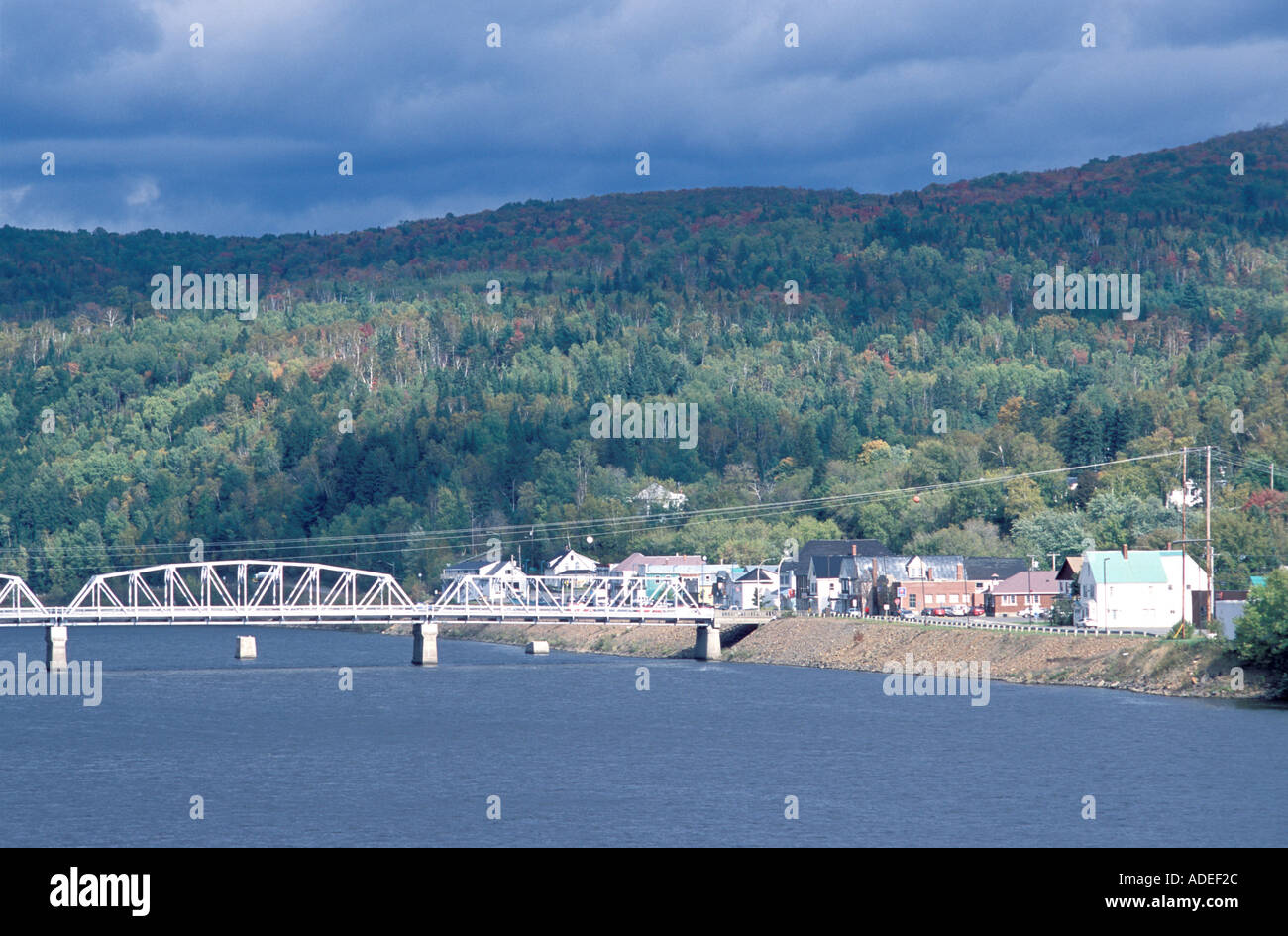 Perth Andover New Brunswick Kanada aus der Ferne mit borealen Wald im Hintergrund und St. John River Stockfoto